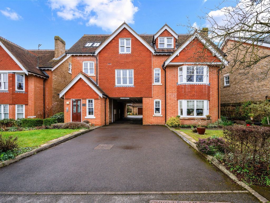 2 bed flat for sale in Hardwicke Road, Reigate RH2, £550,000