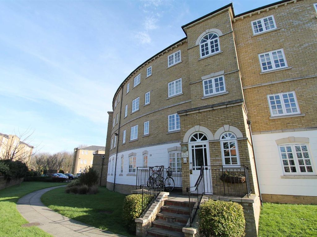 2 bed flat for sale in Gilbert Close, Shooters Hill SE18, £335,000