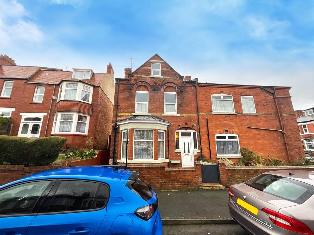 4 bed block of flats for sale in Woodall Avenue, Scarborough YO12, £260,000