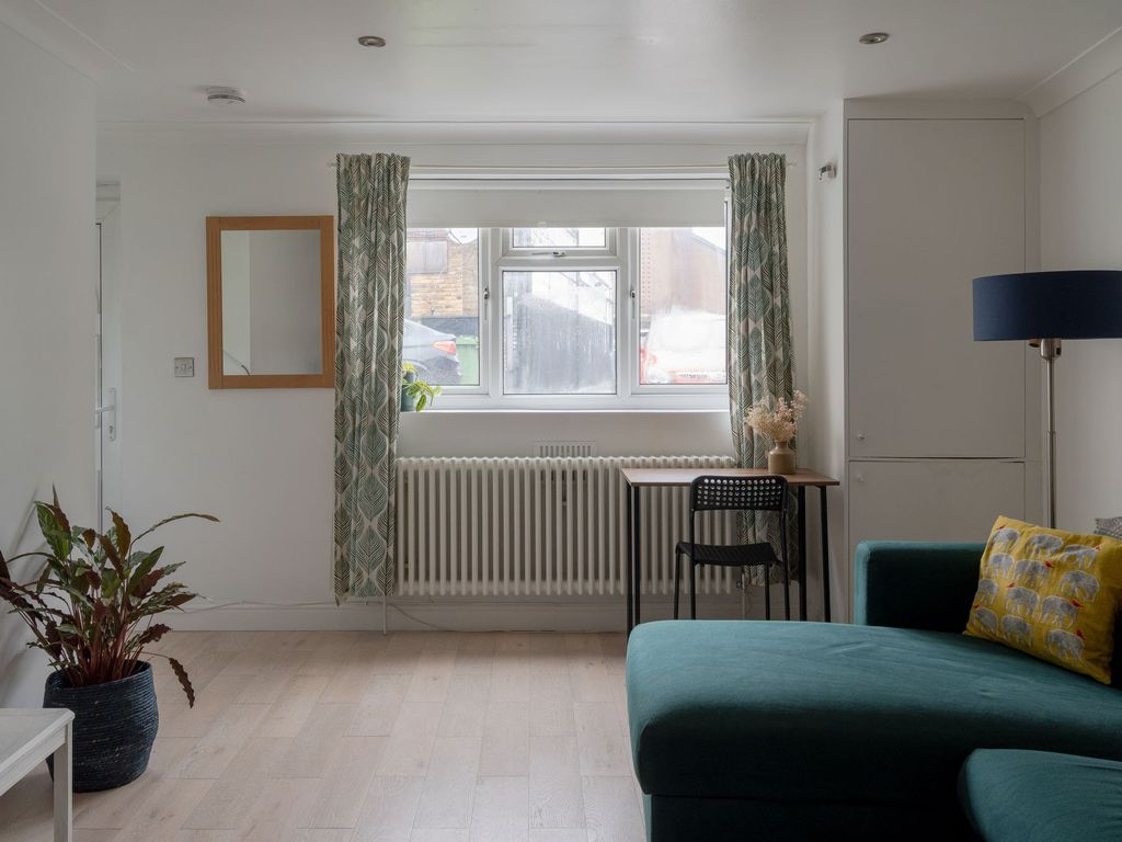 1 bed flat for sale in High Road Leytonstone, London E11, £280,000