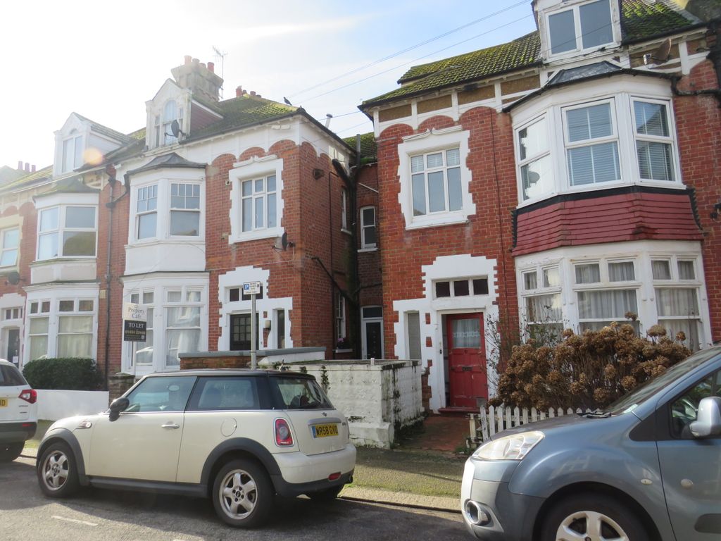 2 bed flat to rent in Linden Road, Bexhill-On-Sea TN40, £900 pcm