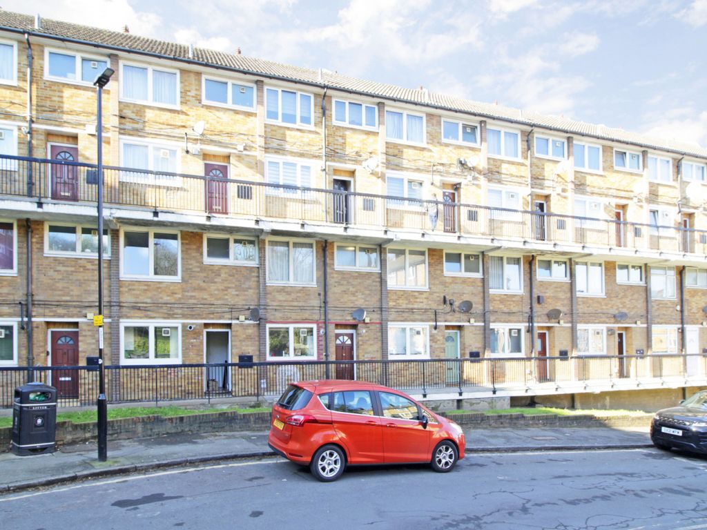 2 bed flat for sale in Knee Hill Crescent, London SE2, £250,000
