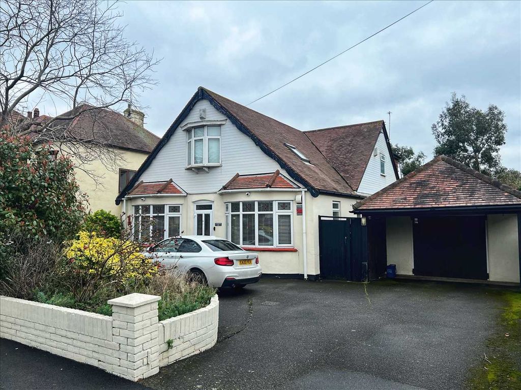 4 bed detached house for sale in Southbourne Grove, Westcliff-On-Sea SS0, £800,000