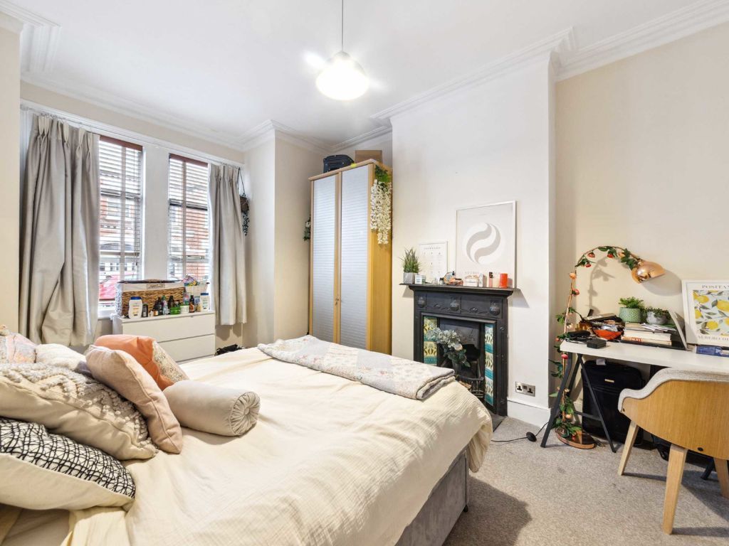 3 bed maisonette for sale in Stapleton Road, London SW17, £750,000