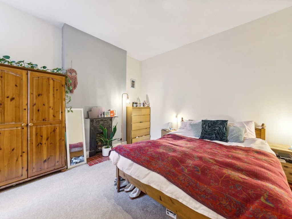 3 bed maisonette for sale in Stapleton Road, London SW17, £750,000
