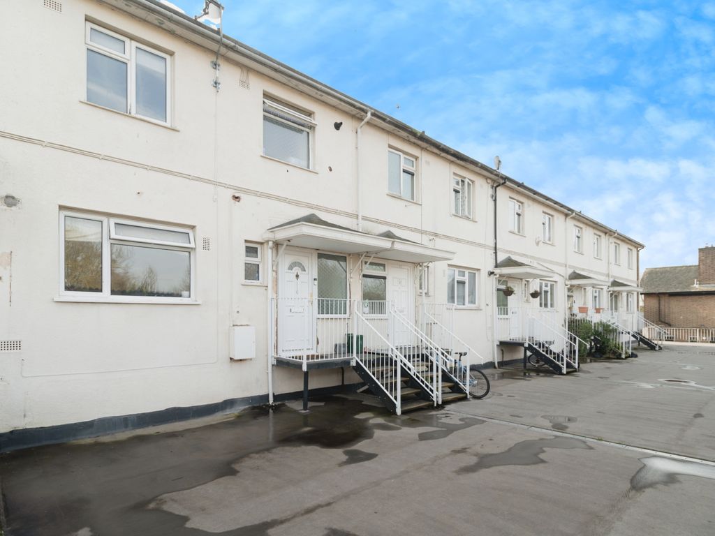 3 bed maisonette for sale in Whitmore Way, Basildon, Essex SS14, £220,000
