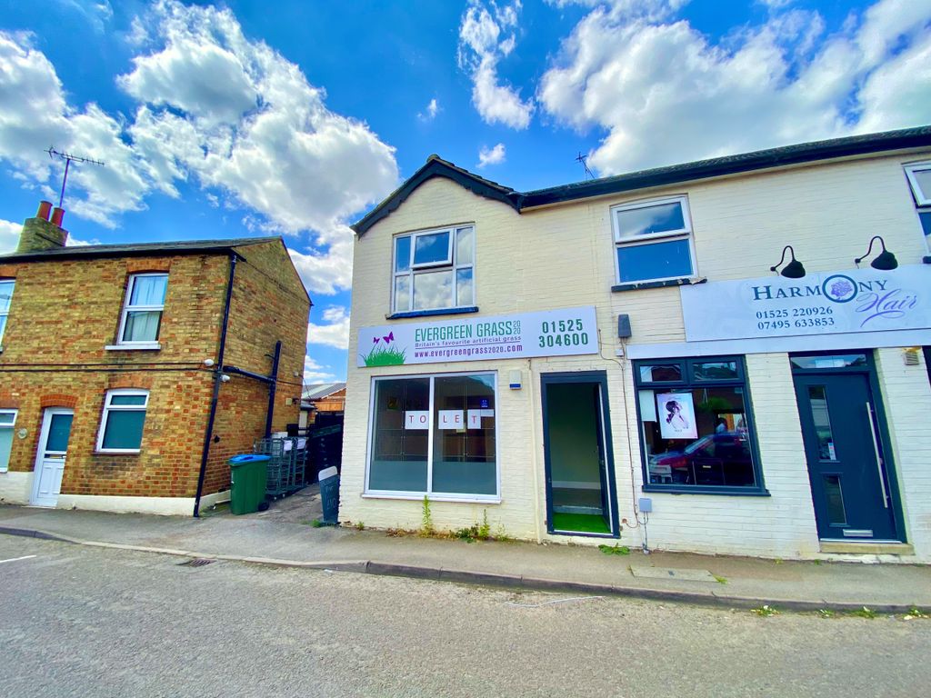Retail premises to let in 3 Summerleys, Edlesborough, Bedfordshire LU6, £7,250 pa
