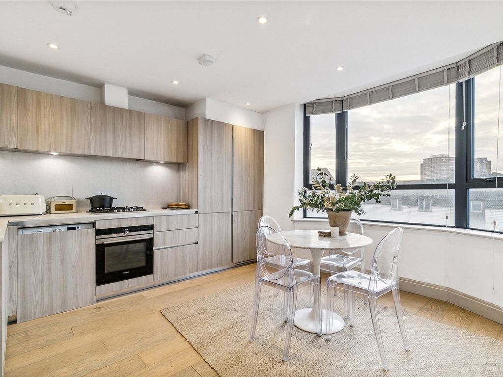 1 bed flat for sale in York Road, London SW11, £395,000