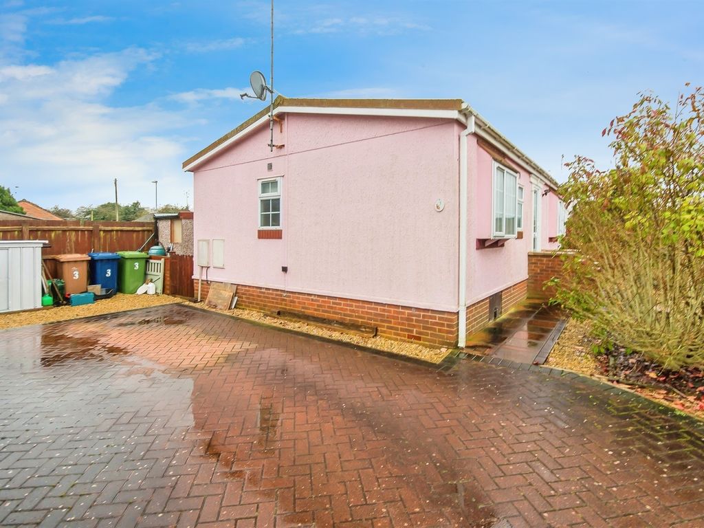 2 bed mobile/park home for sale in Grove Park, Magazine Lane, Wisbech PE13, £100,000