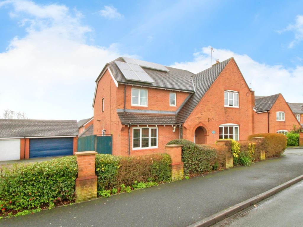 5 bed detached house for sale in Old Farm Drive, Codsall, Wolverhampton WV8, £535,000
