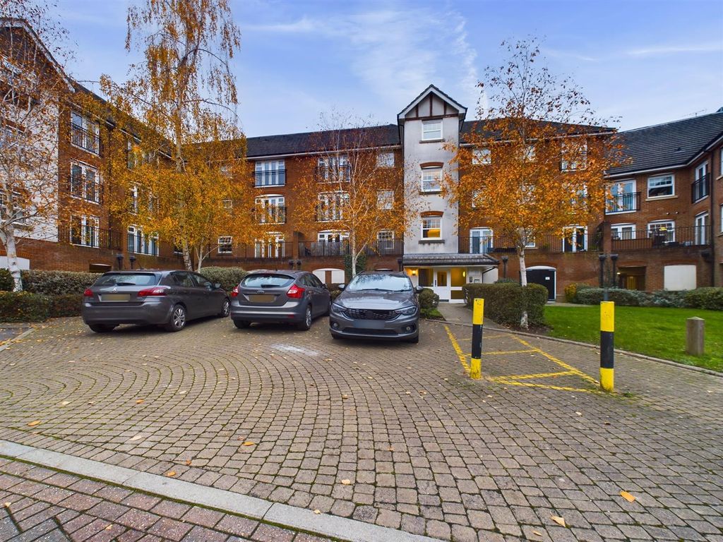 1 bed flat for sale in Woodfield Road, Crawley RH10, £195,000