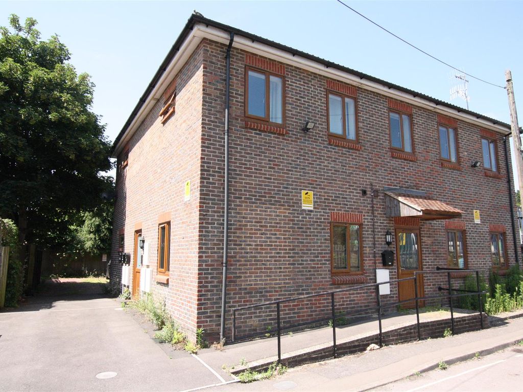 1 bed flat for sale in The Courtyard, East Park, Crawley RH10, £165,000