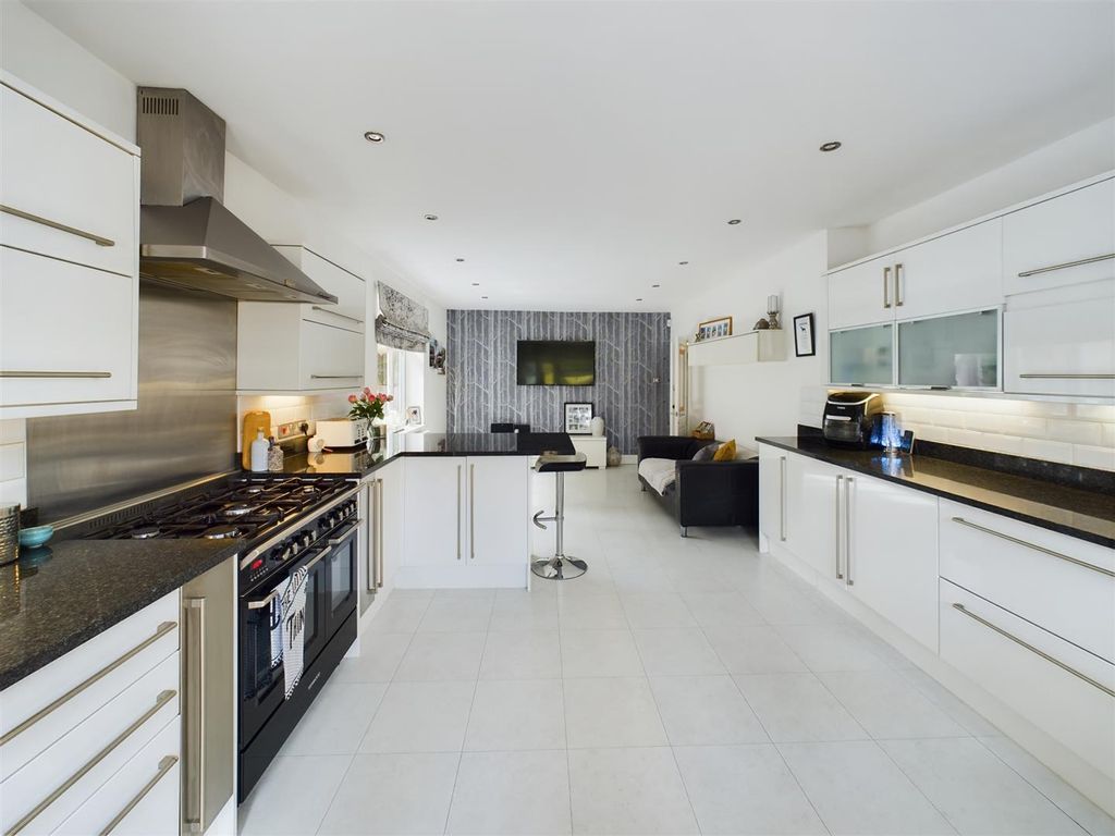 5 bed detached house for sale in Tinsley Lane, Crawley RH10, £825,000