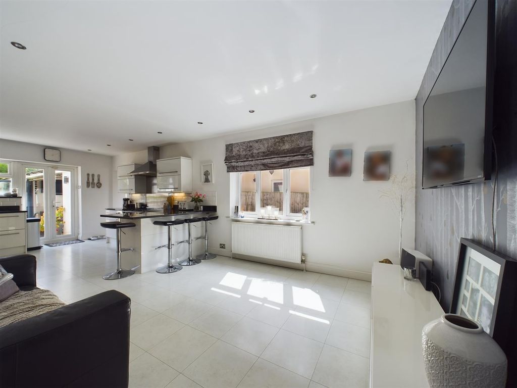 5 bed detached house for sale in Tinsley Lane, Crawley RH10, £825,000