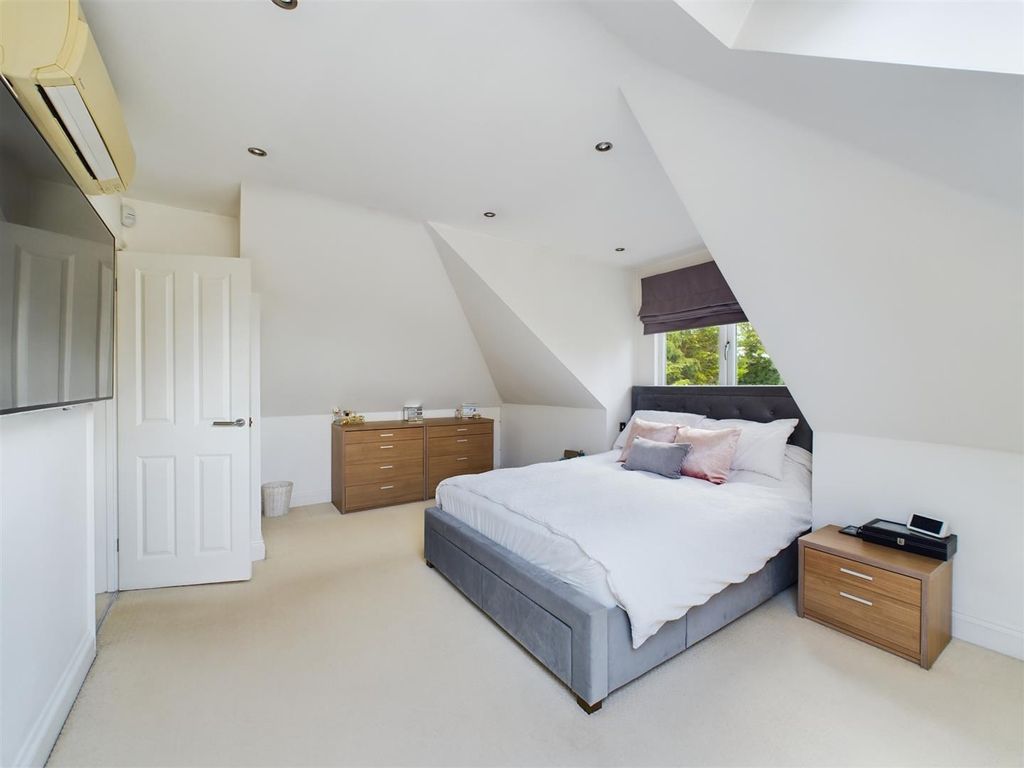 5 bed detached house for sale in Tinsley Lane, Crawley RH10, £825,000