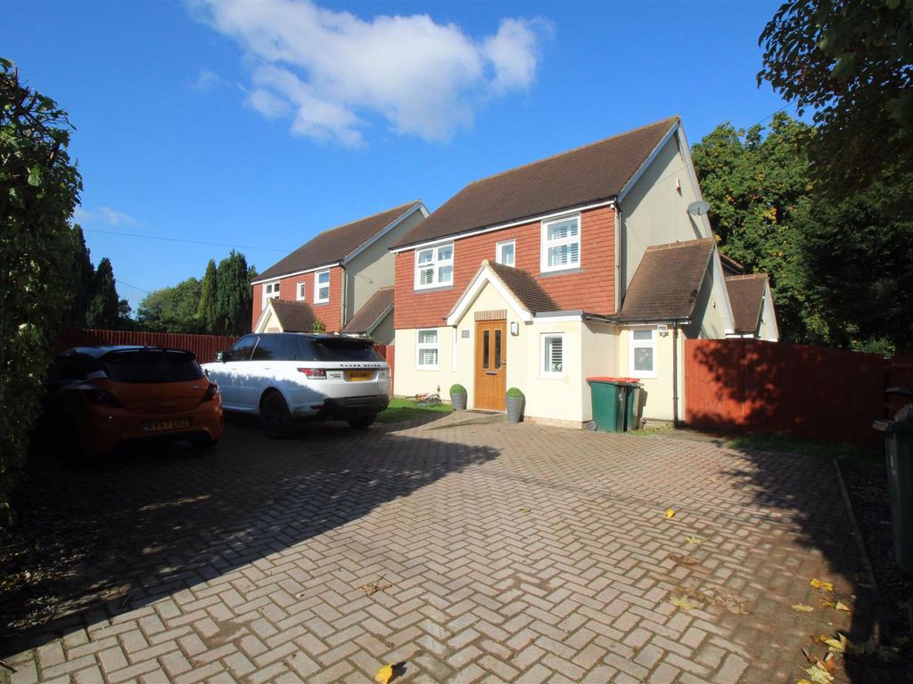 4 bed property to rent in Tinsley Green, Crawley, West Sussex. RH10, £2,600 pcm