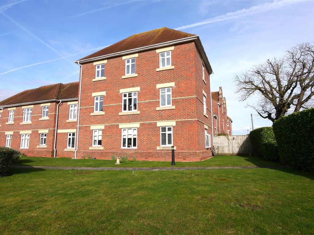 2 bed flat for sale in Walter Bigg Way, Wallingford OX10, £260,000