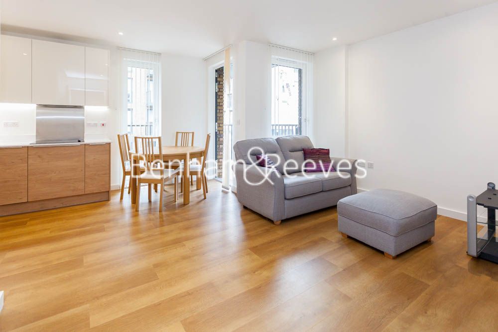 2 bed flat to rent in Ashton Reach, Surrey Quays SE16, £2,400 pcm