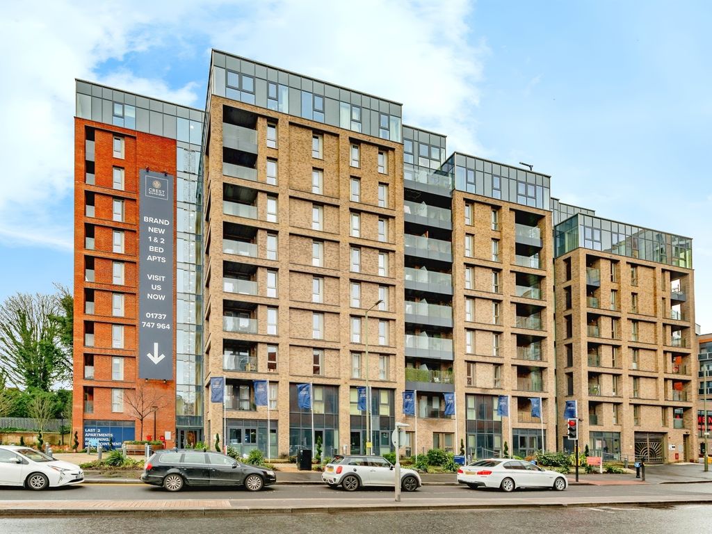 2 bed penthouse for sale in Marketfield Way, Redhill RH1, £495,000
