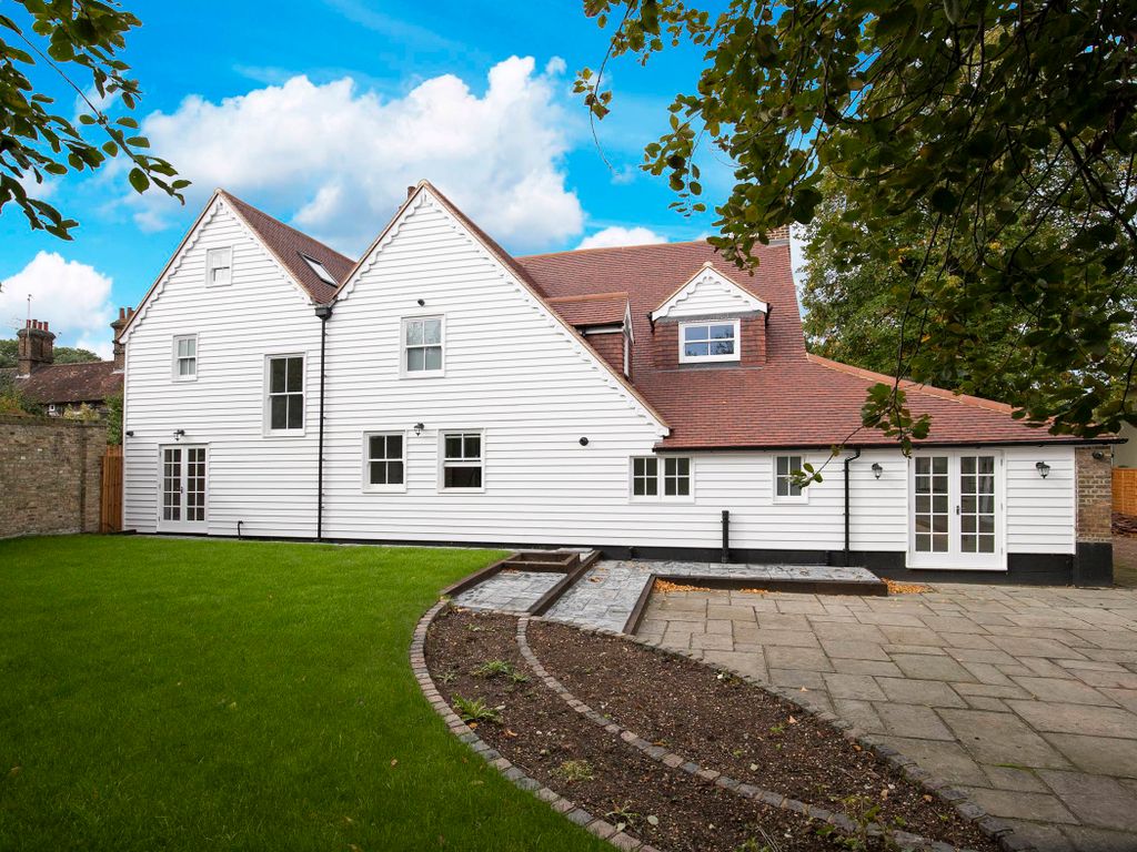 5 bed detached house to rent in Hainault Road, Chigwell, Essex IG7, £5,000 pcm