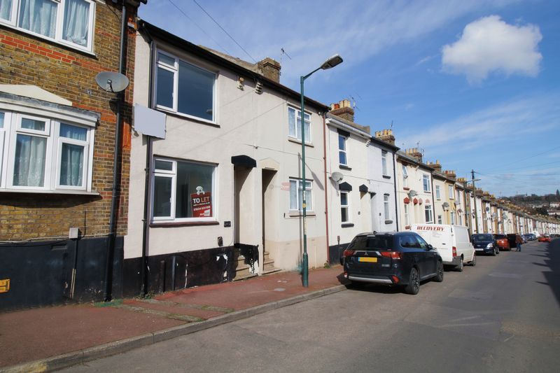 2 bed terraced house to rent in Castle Road, Chatham ME4, £1,200 pcm