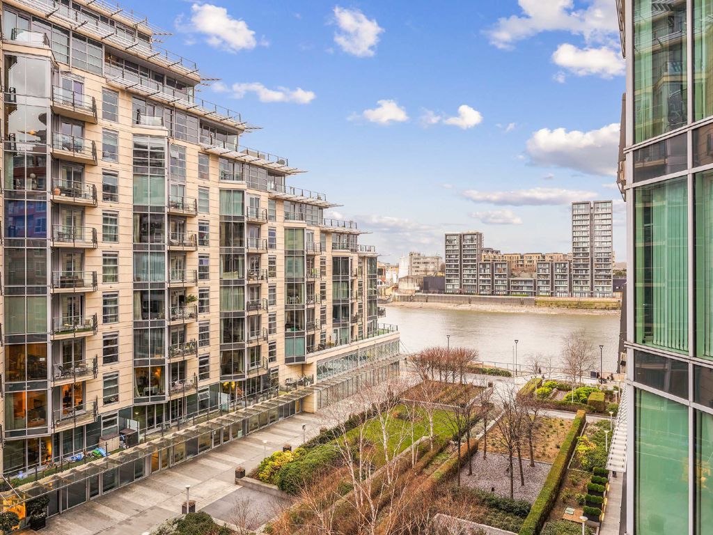 2 bed flat for sale in Juniper Drive, London SW18, £725,000