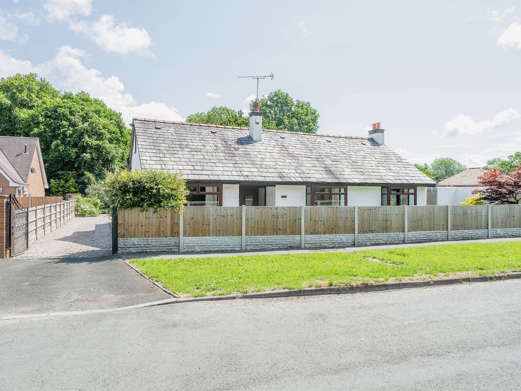 5 bed detached bungalow for sale in Welsh Road, Little Sutton, Ellesmere Port CH66, £550,000