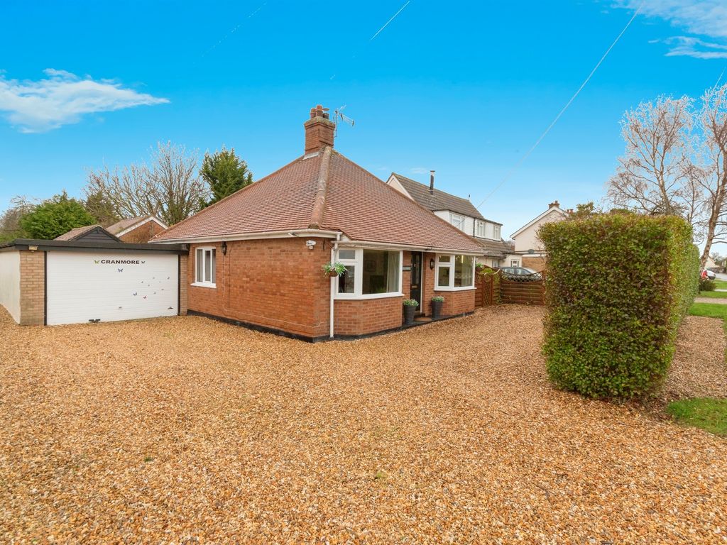 4 bed detached bungalow for sale in Royston Road, Litlington, Royston SG8, £750,000