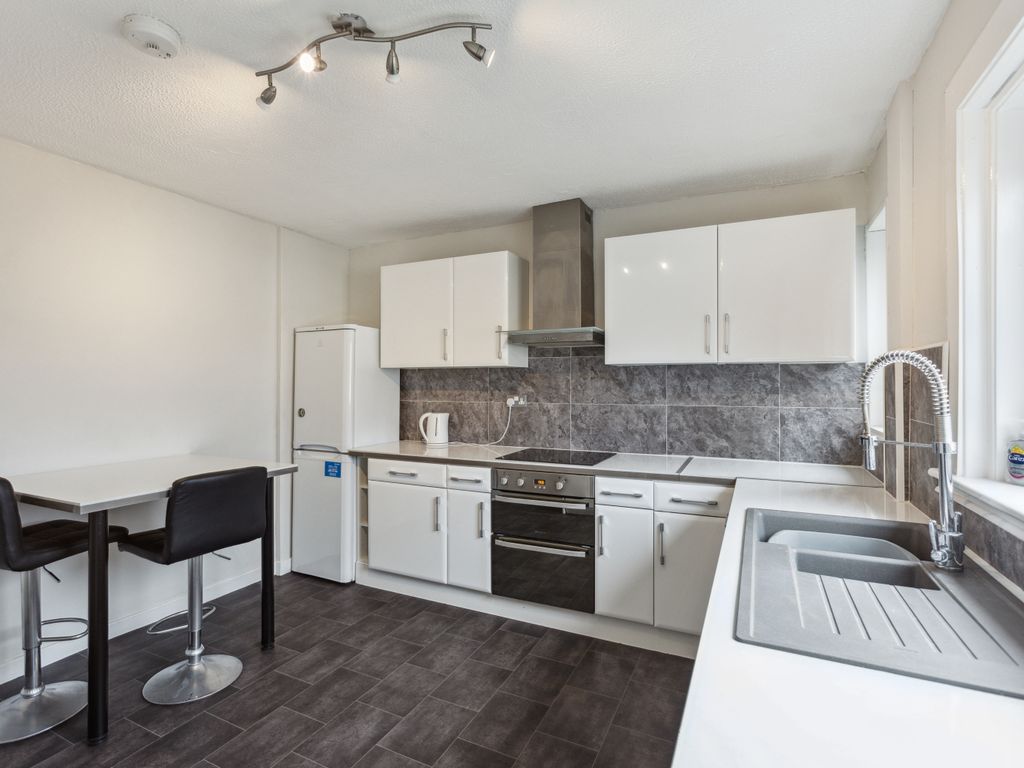 2 bed flat for sale in Loanhead Avenue, Grangemouth FK3, £99,000