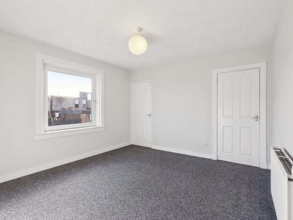 2 bed flat for sale in Loanhead Avenue, Grangemouth FK3, £99,000