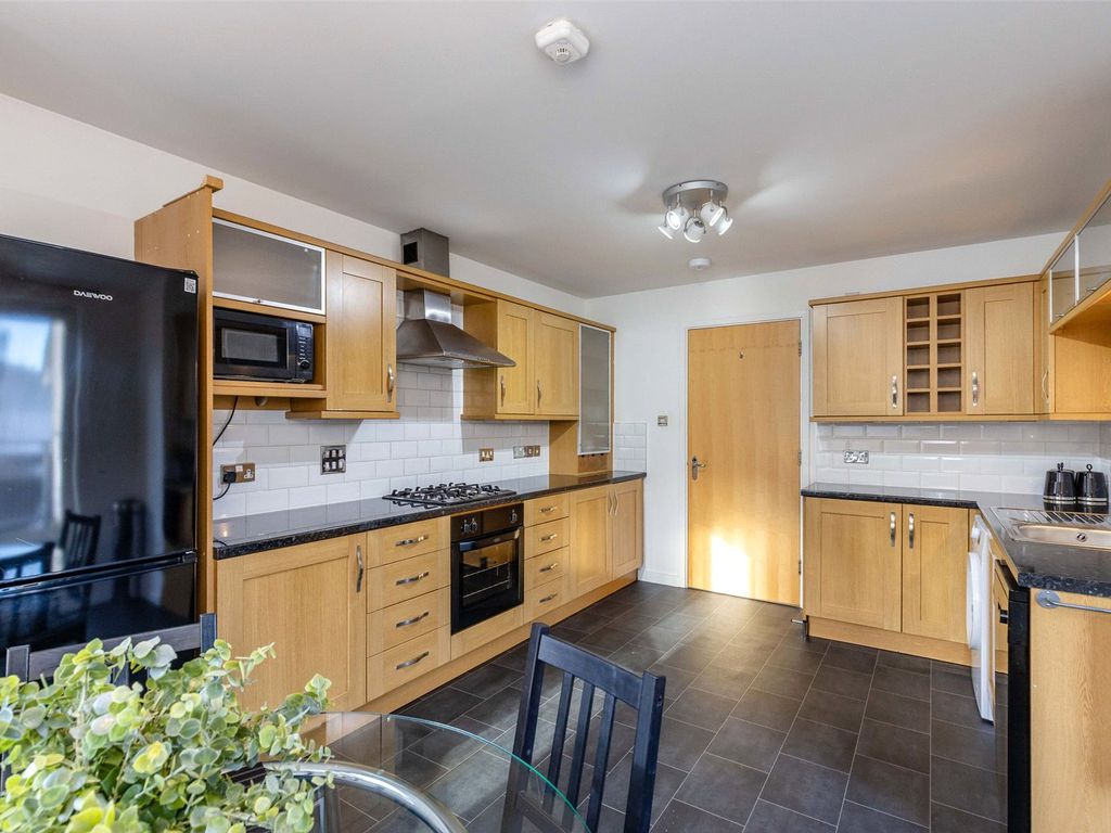 2 bed flat to rent in 3/6, Wishaw Terrace, Edinburgh, Midlothian EH7, £1,450 pcm
