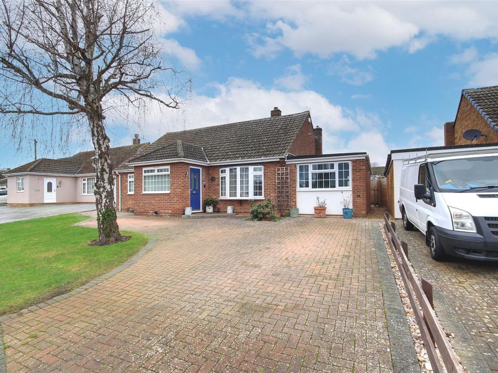 4 bed detached bungalow for sale in Veasey Road, Hartford, Huntingdon PE29, £425,000