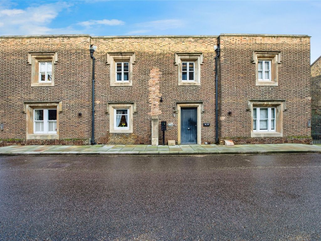 2 bed flat for sale in Ashmore Road, London SE18, £375,000