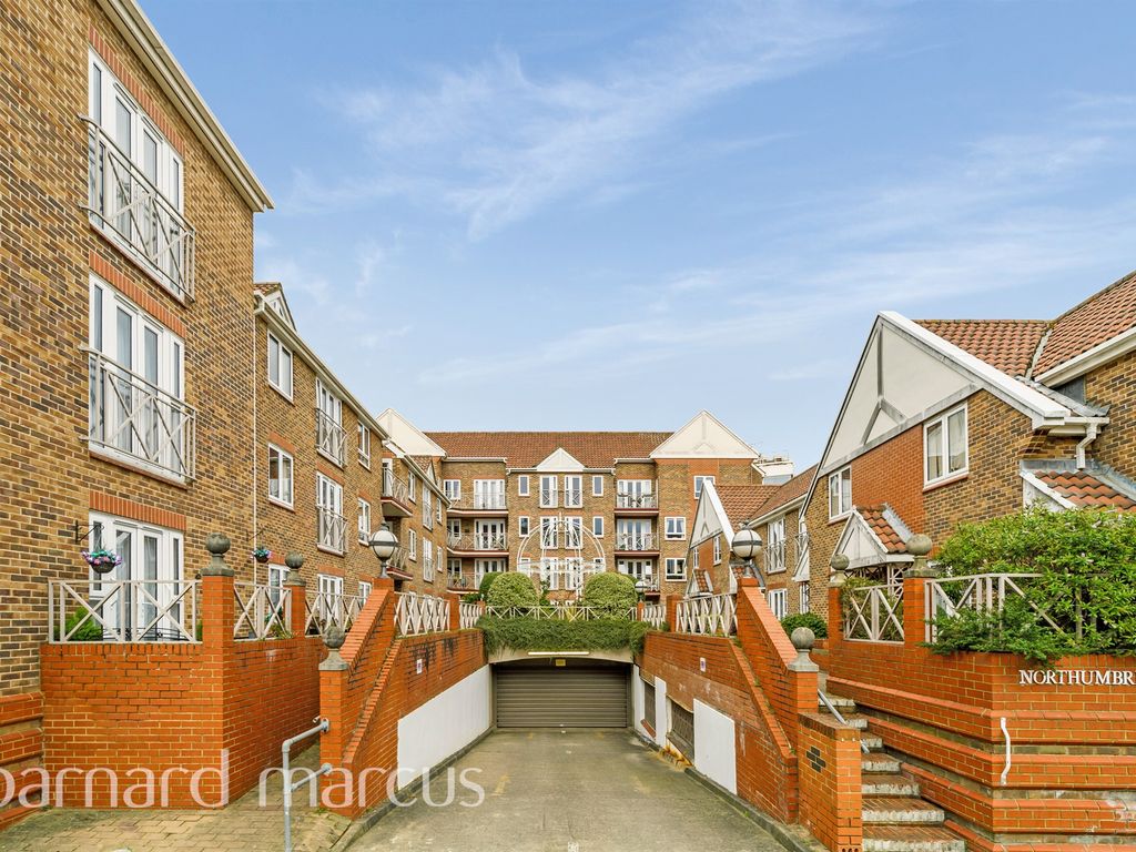 2 bed flat for sale in Sheen Road, Richmond TW9, £350,000