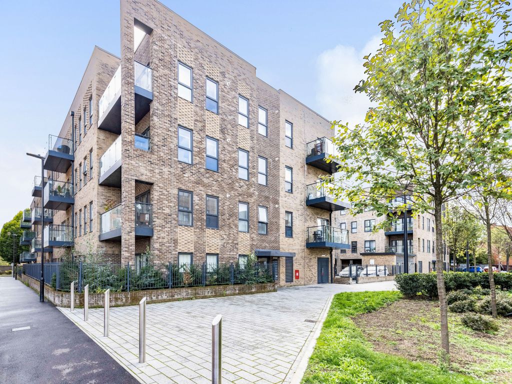 2 bed flat for sale in Bucknall Place, Watford WD19, £375,000