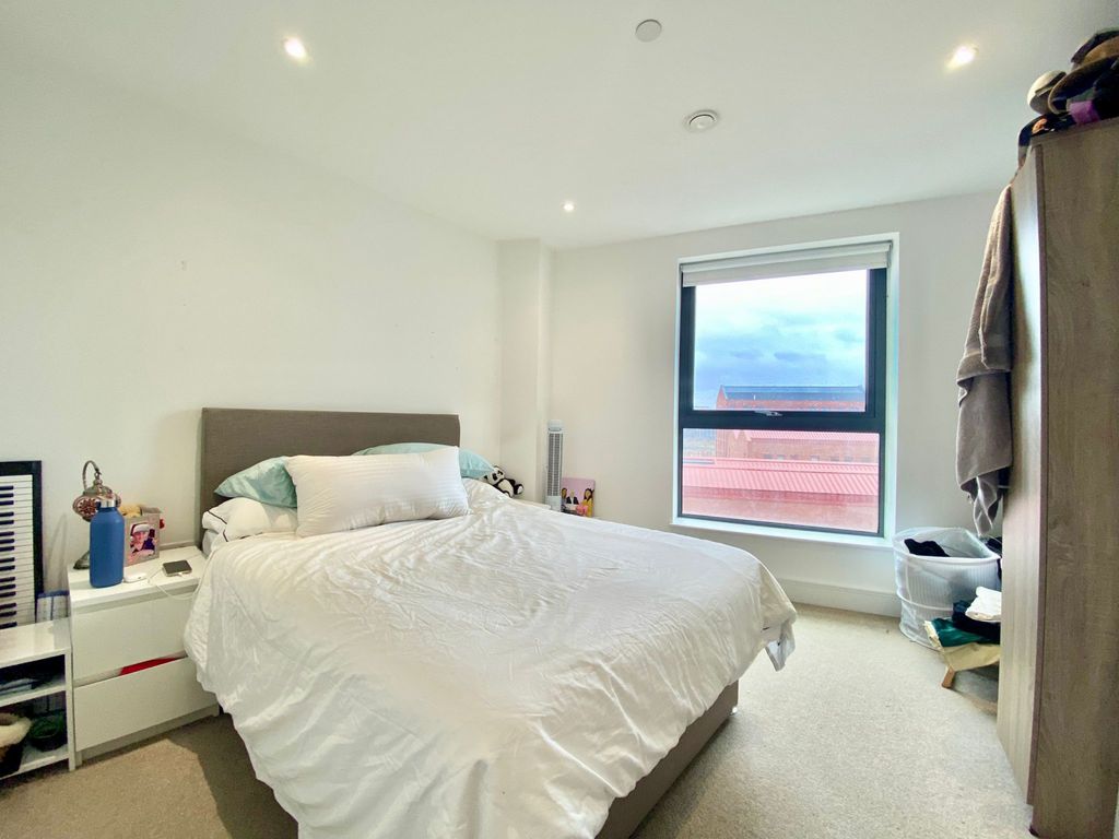 3 bed penthouse for sale in Leven Road, London E14, £670,000