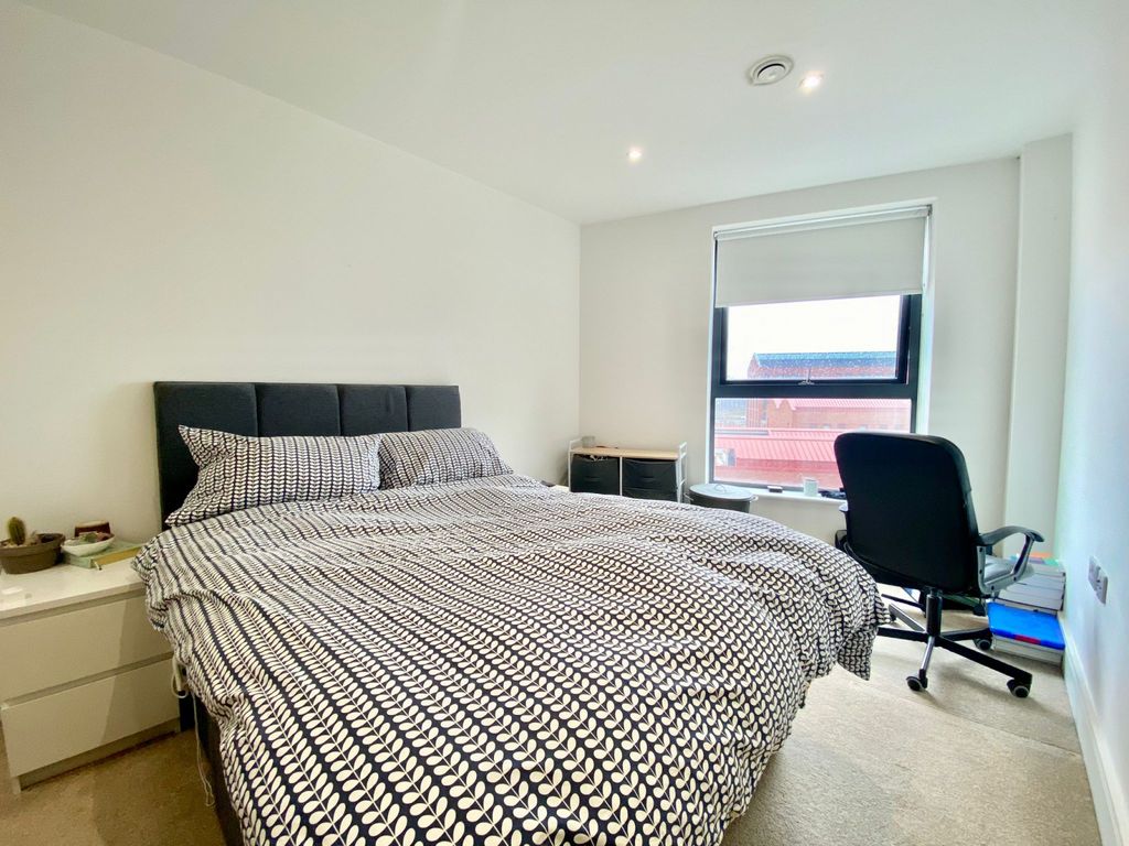 3 bed penthouse for sale in Leven Road, London E14, £670,000