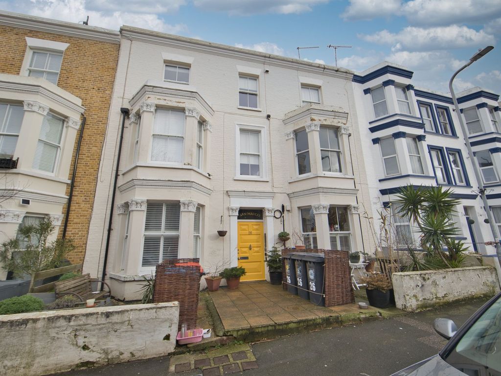 2 bed flat for sale in Gordon Road, Cliftonville CT9, £215,000