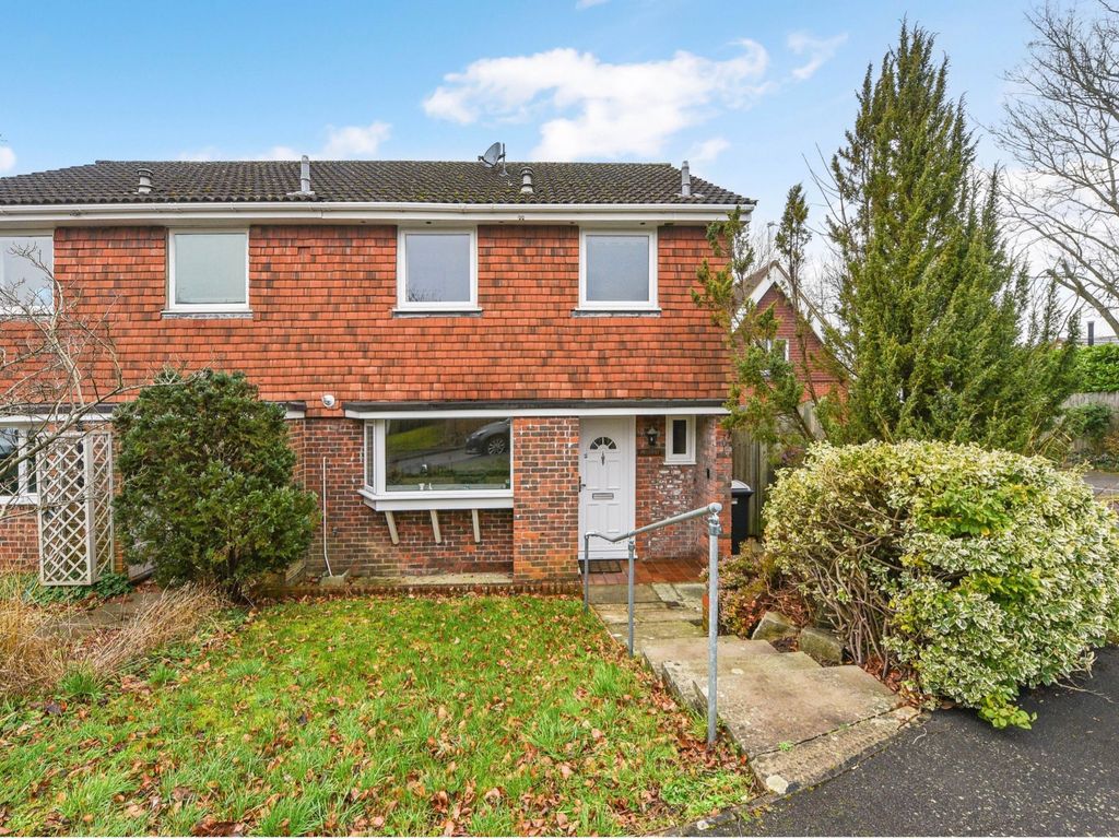 3 bed end terrace house for sale in Russet Close, Alresford SO24, £435,000