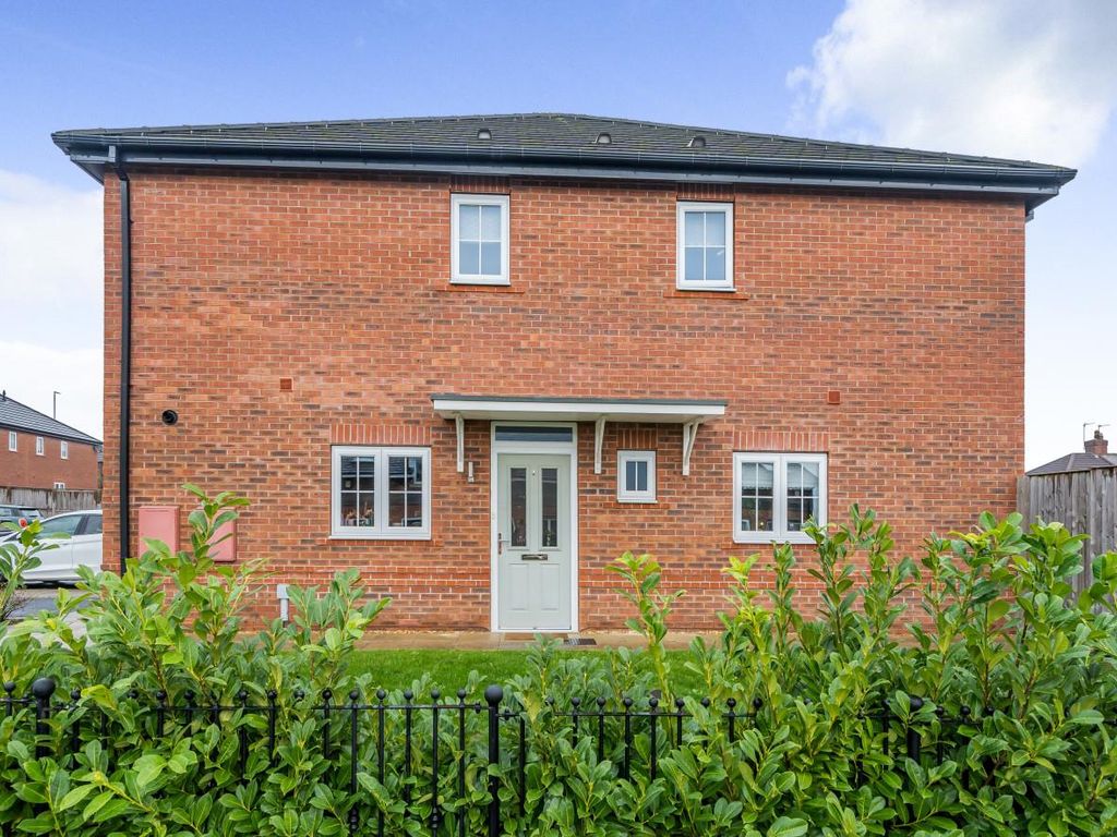 2 bed end terrace house for sale in Eden Court, Leeds LS4, £270,000
