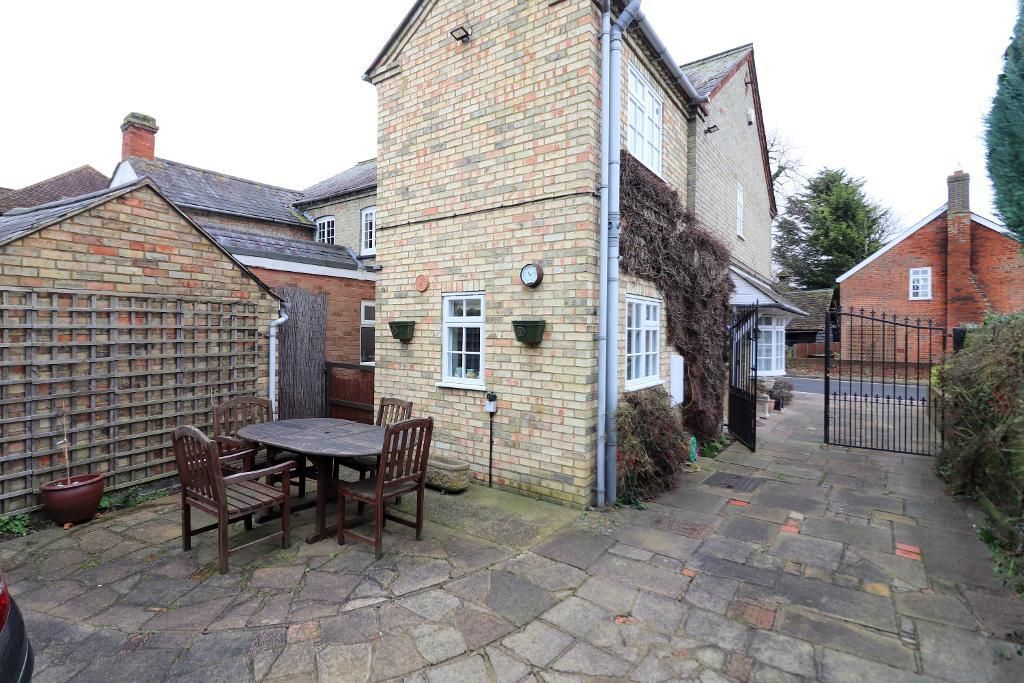 2 bed property for sale in Manor Road, Barton Le Clay, Bedfordshire MK45, £350,000