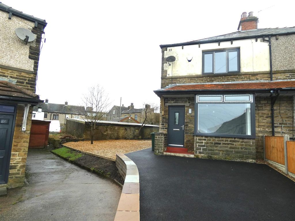 3 bed semi-detached house to rent in Woodlands Avenue, Queensbury, Bradford BD13, £950 pcm