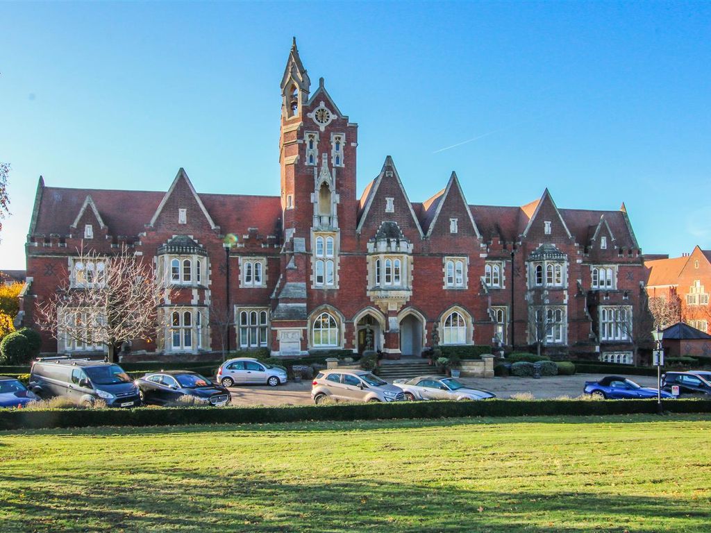 2 bed flat for sale in The Galleries, Warley, Brentwood CM14, £575,000