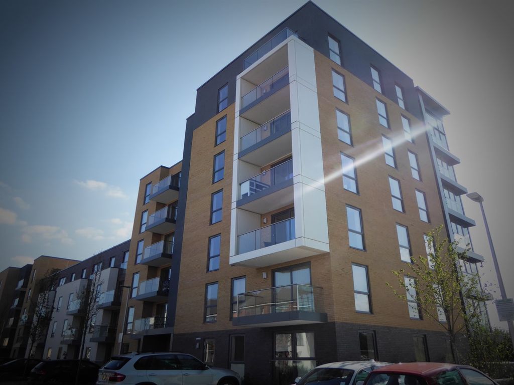 2 bed flat to rent in Cygnet House, Reading RG2, £1,450 pcm