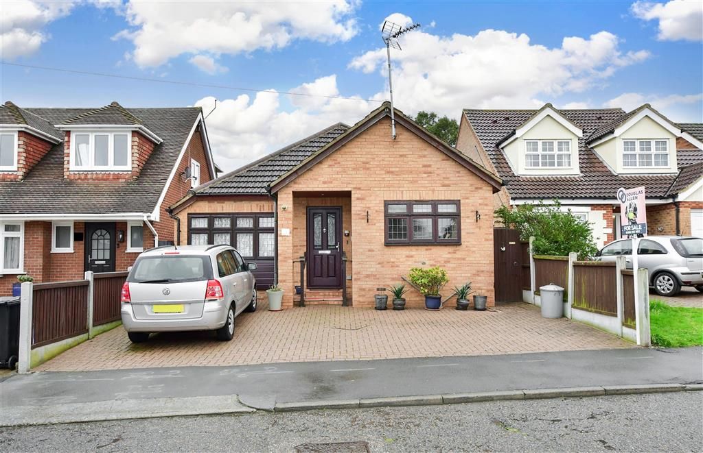 3 bed detached bungalow for sale in Claremont Road, Basildon, Essex SS15, £400,000