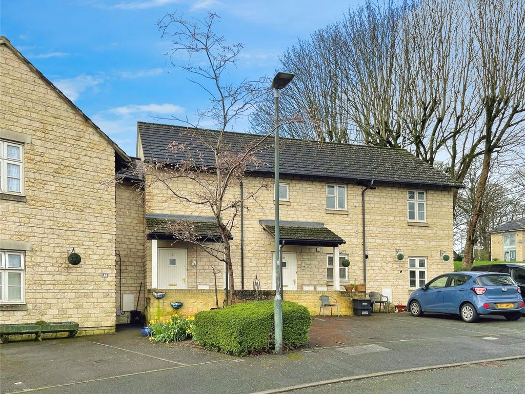 2 bed flat to rent in Jubilee Green, Cirencester, Gloucestershire GL7, £950 pcm