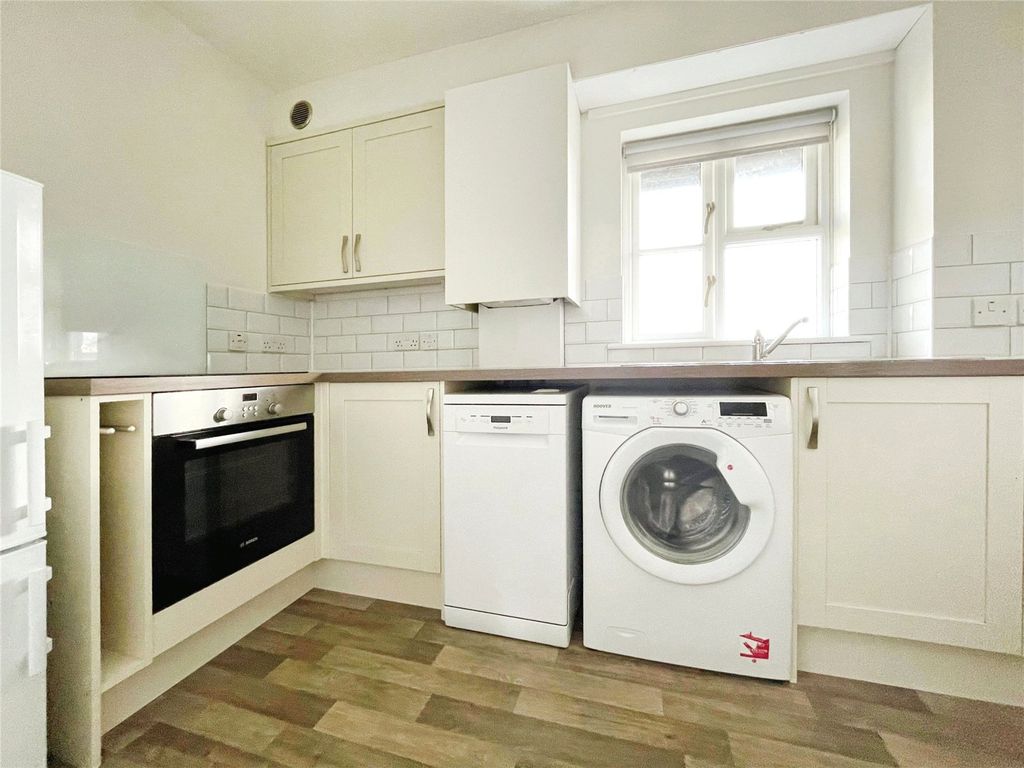 2 bed flat to rent in Jubilee Green, Cirencester, Gloucestershire GL7, £950 pcm