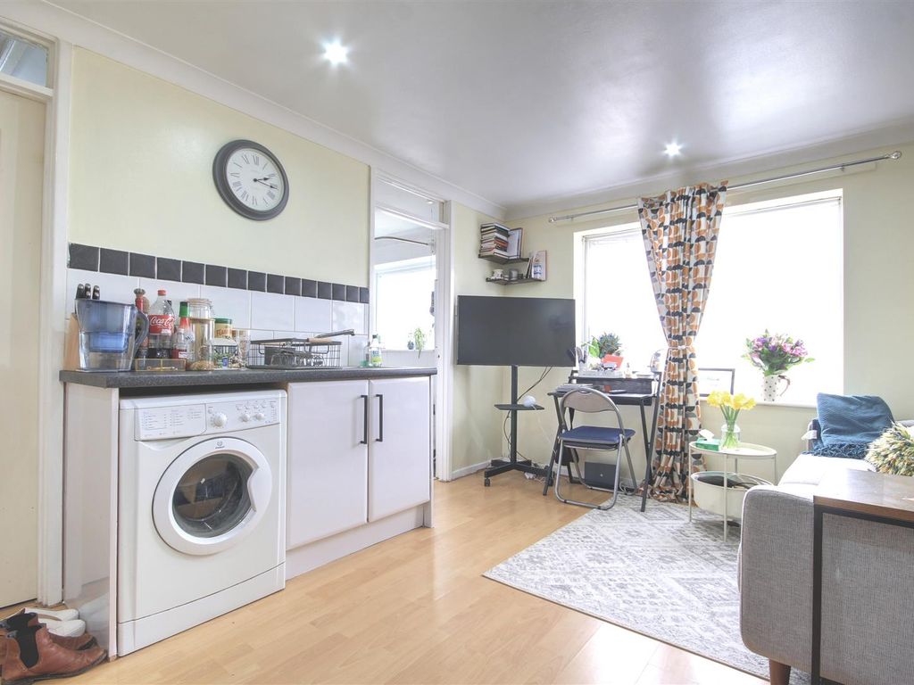 1 bed flat for sale in Windsor Gardens, Somersham, Huntingdon PE28, £100,000