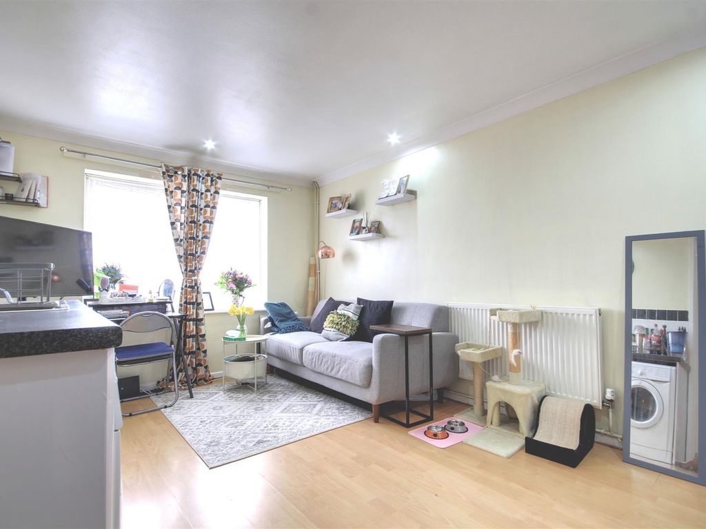 1 bed flat for sale in Windsor Gardens, Somersham, Huntingdon PE28, £100,000