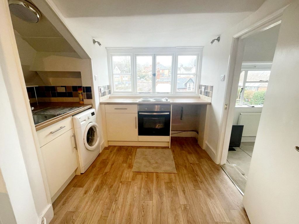 1 bed flat to rent in The Square, Findon, Worthing BN14, £1,000 pcm